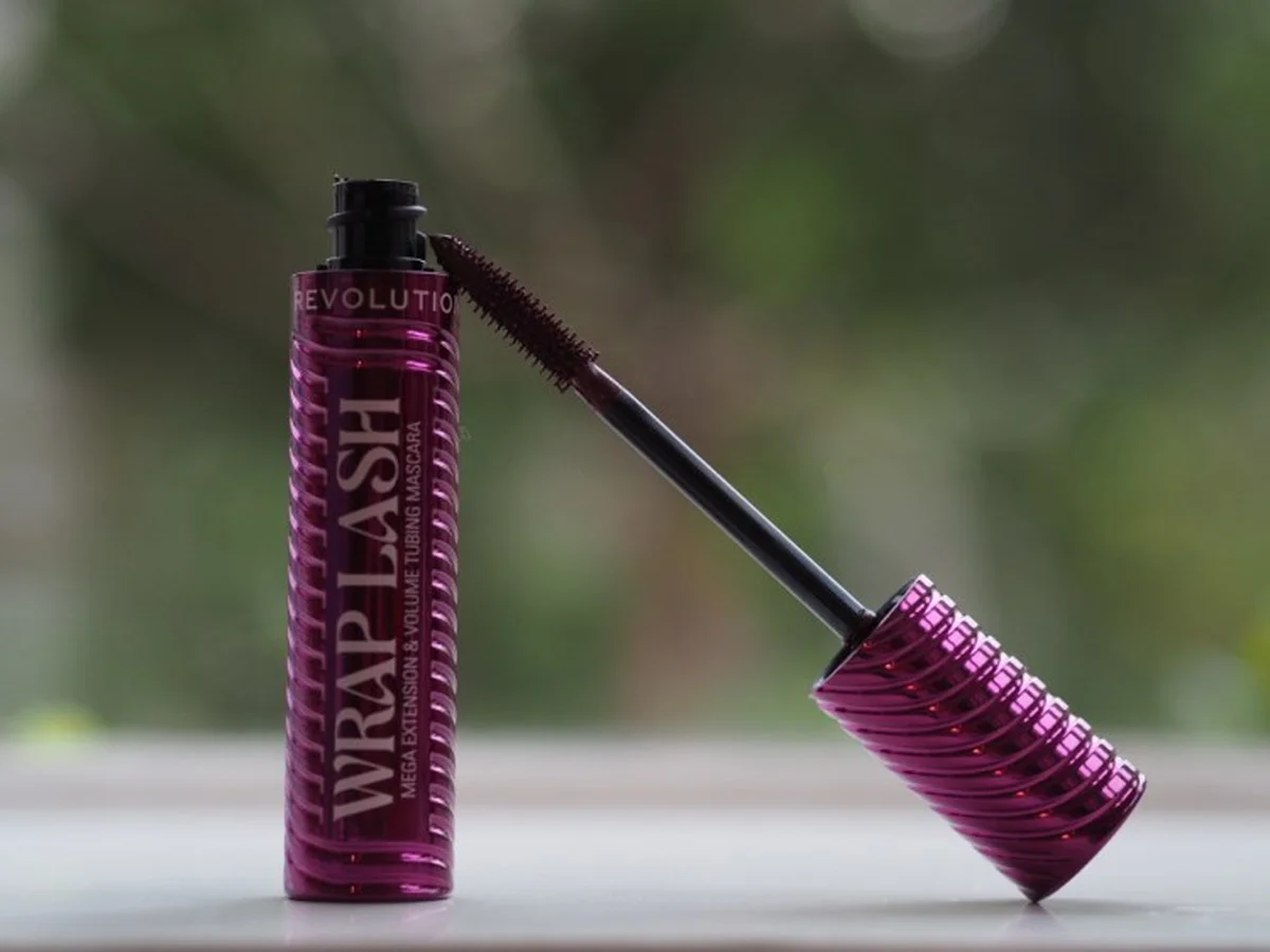 A Burgundy Mascara That Actually Works — Makeup Revolution Lash Wrap Review - photo 1