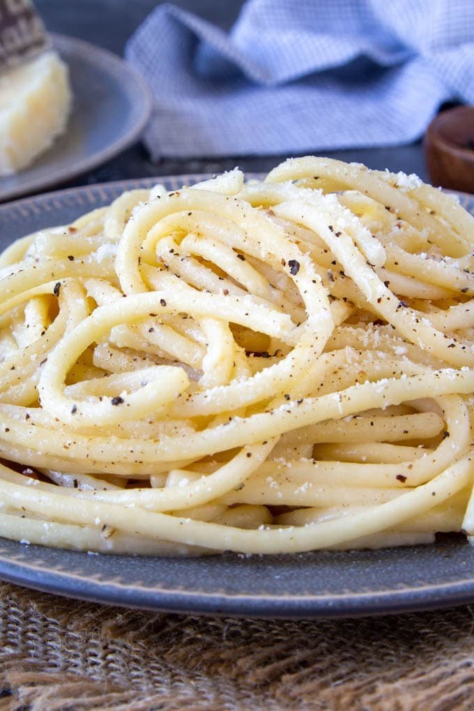 Bucatini Cacio e Pepe: A 4-Ingredient Creamy Pasta That Feels Like Rome - photo 2