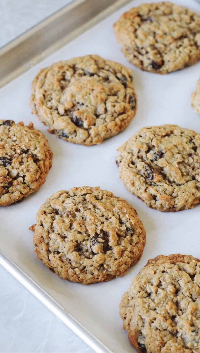 Baking tray with scooped oatmeal raisin cookie dough